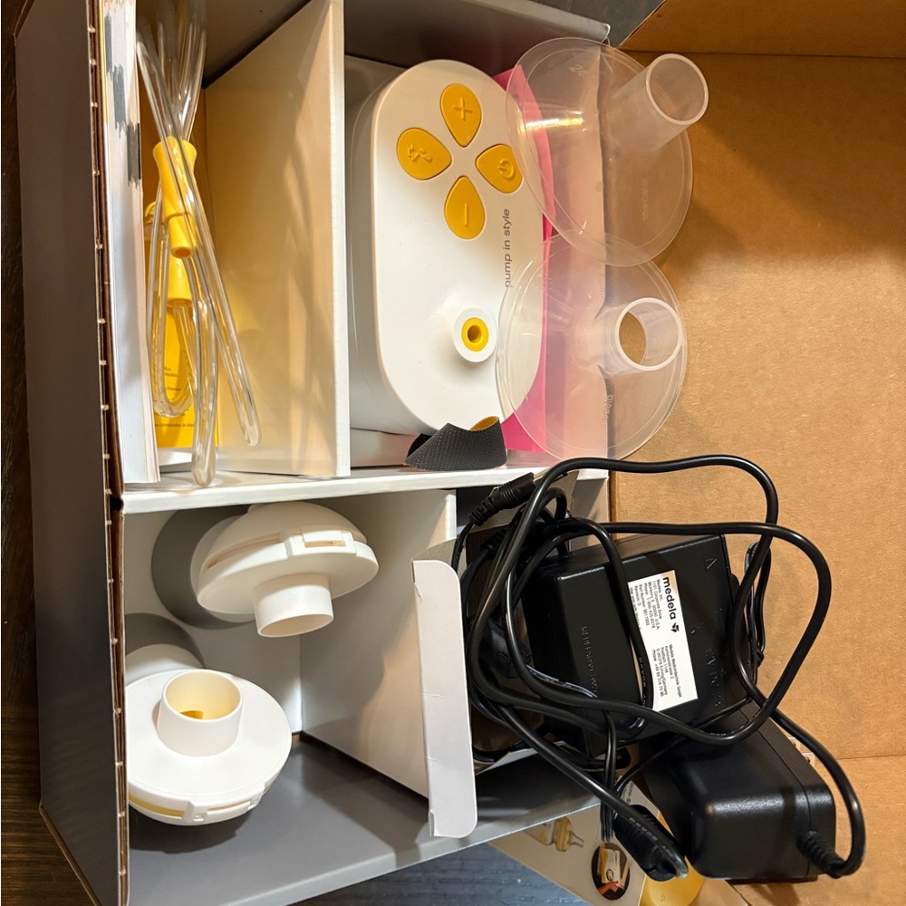 Medela Pump In Style with MaxFlow in White and Yellow - Picture 3 of 6